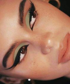 70s Inspired Bridal Makeup, 1970s Glam Makeup, Mod Makeup Hooded Eyes, 70s Eyeshadow, 70’s Disco Makeup, Editorial Eyeliner, Eccentric Makeup, 70s Eye Makeup, 70's Makeup