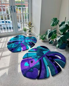 Home decor, Monstera rug Cute Rugs Bedroom, Cool Rug Designs, Cool Tufted Rugs, Tufting Rug Design, Rug Tufting Designs, Rug Tufting Design, Tuft Rug Design Ideas, Quirky Rugs, Needle Punch Rug