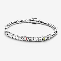 Wear a reminder of your favourites from Hawkins everywhere you go with our Stranger Things Friends Don't Lie Bracelet. Cube-shaped metal beads are individually engraved with handwritten letters that read "FRIENDS DON’T LIE". These words are separated by glitching heart and lightning bolt symbols, finished with glow-in-the-dark enamel. The rest of the bracelet is made up of round metal beads that lead to a tube-shaped clasp engraved with the Netflix logo and the initials "ST". Wear it in tribute to your gang, or gift it to your closest friends. - Pandora Stranger Things Friends Don't Lie Bracelet - Enamel / Sterling silver / Red - Sz. 7.5 in Stranger Things Friendship, Logo Netflix, Stranger Things Friends, Netflix Logo, Bracelet Friends, Charms Disney, Pandora Essence, Charms Pandora, Bracelet Pandora