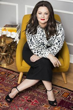 Plus Size Fashion Photoshoot, Melissa Mccarthy Outfits, Plus Size Posing For Pictures, Plus Size Women Photoshoot Ideas, Curvy Poses Photography, Melissa Mccarthy Clothing Line, Plus Size Street Style, Poses For Women, Plus Size Posing