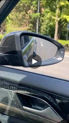 the rear view mirror on a car is showing it's reflection in the rearview mirror