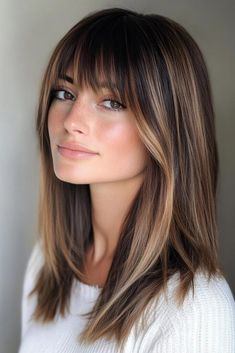 Brunette With Light Balayage, Light Brown Balayage With Bangs, Bayalage On Straight Hair, Hair Color Ideas Straight Hair, Straight Brown Hair With Bangs, Brunette Balayage Straight Hair, Light Brown Hair Bangs, Effortless Brunette, Brunette Balayage Hair With Bangs