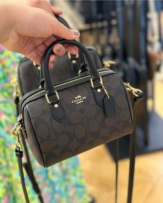 Apperal Fashion, Everyday Bag Essentials, Luxury Bags Collection, Goyard Bag, Bag Obsession, Girly Bags, Pink Chanel, Girly Accessories, Fancy Bags