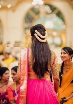 Hairstyles For Half Saree Function, Onam Hairstyle, South Indian Hairstyle, Engagement Hairstyle, South Indian Wedding Hairstyles, Bridal Hairstyle Indian Wedding, Bridal Capelet