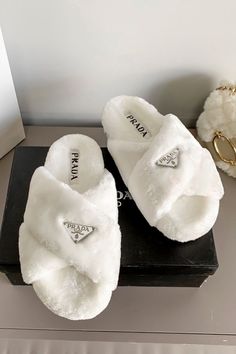 Shearling Sandals, Girly Shoes, Shoe Inspo, Aesthetic Shoes, روتين العناية بالبشرة, Rich Girl, Pretty Shoes