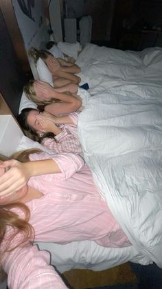 sleepover, girls night Things To At A Sleepover Friends, Sleepover Vibes Aesthetic, Girls Sleepover Party Aesthetic, Mean Girls Sleepover Slumber Party Ideas, Sleepover Photo Ideas, Birthday Sleepover Ideas For Teens, Sleepover Poses, Aesthetic Sleepover Ideas, Sleepover Photos