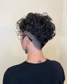 40 Short Non-Binary Haircuts That Inspire Self-Expression Dyke Hair, Nonbinary Haircuts, Non Binary Hair, Queer Haircut, Non Binary Haircuts, Lesbian Haircut, Queer Hair, Androgynous Haircut, Dunner Wordend Haar