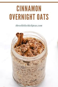 Cinnamon overnight oats in glas jar with cinnamon sticks. Oats With Yogurt, Cinnamon Overnight Oats, Overnight Oats In A Jar, Overnight Oats With Yogurt, Patisserie Vegan, Vegan Overnight Oats