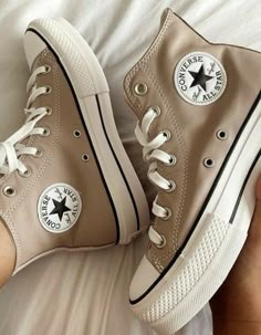 Black Converse Outfit Ideas Summer, Aesthetic Shoes Vintage, Soft Girl Shoes, Shoes Aesthetic Converse, Converse Inspiration, Nike Shoes Aesthetic, Converse Shoes Aesthetic, Covers Shoes, Converse Haute