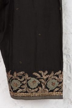 Kurtis For Wedding, Jeans Casual Outfit, Latest Designer Kurtis, Embroidery Suits Punjabi, Velvet Dress Designs, Good Earth, Sari Blouse Designs, Cotton Kurti Designs