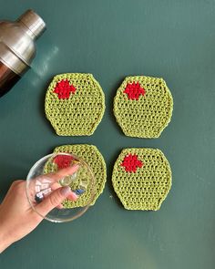 Presenting the perfect dinner party gift: Olive coasters! Perfect for your cocktail (martini!)-obsessed pal. They work up in no time and make a great standout feature on any dinner table. 🫒 This PDF pattern includes a detailed explanation on how to crochet a set of Olive coasters (US terminology). You'll be able to download the pattern immediately after purchasing. This pattern is fit for beginners! It's pretty simple, using slip stitch, half double crochet (increasing and decreasing), and the Easy Crochet Projects One Color, Everyday Crochet Projects, Simple Fast Crochet Projects, Cool Crochet Coasters, Knit Wedding Gift, Small Gifts Crochet, Crochet Bachelorette Gifts, Crochet Wine Holder, East Crochet Projects