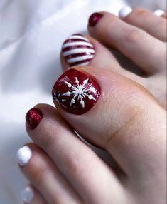 Toe Nail Christmas Designs, Christmas Toenails Designs Toe, Pedicure Ideas Christmas, December Toe Nails, Red Christmas Toe Nails, Christmas Toenail Designs, Snowflake Toenail Designs, Christmas Pedicure Ideas, Mistle Toe Nail Design