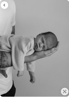 Fun Newborn Photography, New Born Home Shoot Ideas, Cute Newborn Baby Pics, Cute Newborn Pictures, Newborn Family Photoshoot Studio, Newborn And Family Photos, Black And White Newborn Photos, How To Take Newborn Photos, In Studio Newborn Session