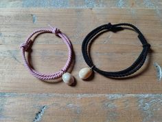 Nice beach bracelets with shell pendant. Two pieces, pink and black. The thread is elastic. Adjustable Black Stretch Bracelet For Beach, Pink And Black Couple, Bracelets Pink, Nice Beach, Black Couple, Bracelet Couple, Couple Bracelet, Beach Bracelets, Jewelry Beach