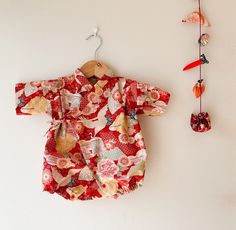 This is a crane-pattern kimono for babies! 👶  A crane symbolizes good fortune and longevity because of its fabled life span of a thousand years. 🪶 🌸Size(1) ✴︎The Age: around 6 months to 12 months (Depends on baby's size) ✴︎Size: Height 60-70cm/24-27 Inches - Total length 38cmWidth 25cm ✴︎Material: 100% Cotton(Japanese fabric) ✴︎Colour might be different depending on the viewer's screen settings 🌸Size(2) ✴︎The Age: 12 months to 24 months (Depends on baby's size) ✴︎Size: Height 100cm/39 Inches Clothes Asian, Crane Pattern, Baby Kimono, Red Kimono, Kimono Pattern, Style Japonais, Style Clothes, Japanese Fabric, Japanese Design