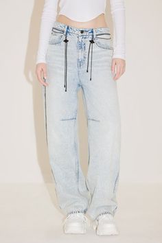 Cotton denim material utilizes skin-friendly Egyptian cotton, offering a smooth and delicate touch for a comfortable fit. The vintage wash effect creates a seamlessly layered retro hue, naturally blending without appearing abrupt. Embodying a unisex "dad jeans" style, adorned with a waist chain to amplify individuality, it interprets a bold and cool denim attitude.

With waist chain details
Loose, wide-leg fit
Casual street style

Product code: 6L1JJ4650000F20
Sizing

 Model wears size 26 and is Cool Denim, Dad Jeans, Loose Fit Jeans, Denim Material, Waist Chain, Egyptian Cotton, Casual Street Style, Knit Jumper, Jeans Style