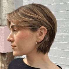 Blond Long Pixie Haircut, Playful Pixie Haircut, Pixie Haircut Dye Ideas, Classic Pixie Haircut Fine Hair, Tomboy Bob Haircut, Short Hair Women Layers, Retro Bob Haircut, Bob To Pixie Before And After, 90s "bixie" Haircut Straight