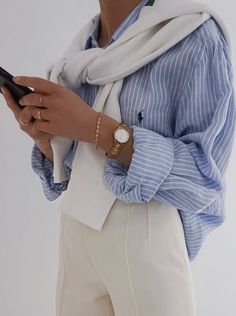 Business Casual Outfits For Women California, Business Casual Work Trip Outfits, Womens Blue Striped Shirt Outfit, Bussines Woman Outfit Summer, Classic Wealthy Aesthetic, Hampton Street Style, Blue Striped Shirt Outfit Old Money, Costal Grandma Winter Outfits, Ralph Lauren Blue Striped Shirt Outfit