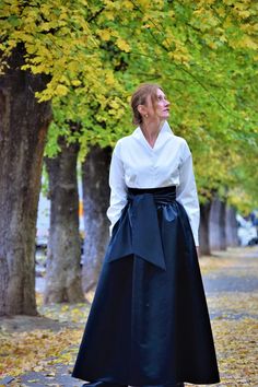 Imperatrice / Long Black Taffeta Skirt / Event Long Skirt / - Etsy Czech Republic Skirt With Combat Boots, Black Taffeta Skirt, Black Tie Formal, Business Attire Women, Taffeta Skirt, Maxi Skirt Outfits, Prom Long, Black Maxi Skirt, Skirt High Waist