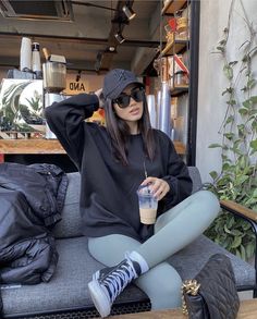 Converse Athleisure Outfit, Athleisure Winter Outfits, Outfit Sport Mujer, Gym Converse, Outfit Gym Mujer, Trendy Sporty Outfits, Sportive Outfit, Casual Airport Outfit, Outfits Leggins