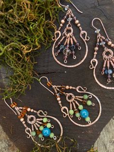 Beautiful Copper beaded Tassle earings.  With a gorgeous hammered face Sweet lashed wire weaves  And hand made ear wires.  So much detail This set is the green pair  But all handmade items in my shop can be custom ordered for different colours, shapes and stones.  With love  DQ Copper Boho Wedding, Etched Copper Jewelry, Czech Beads Jewelry, Wire Earrings Handmade, Boho Wedding Jewelry, Wire Wrapped Jewelry Diy, Bijoux Fil Aluminium, Wedding Bridesmaid Jewelry, Diy Wire Jewelry