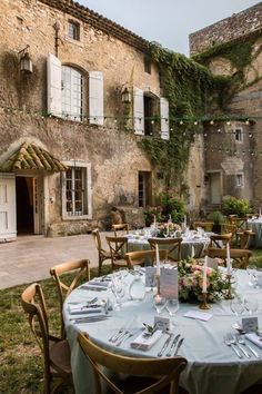 Romantic Fall Garden Wedding, Wedding Ideas Location, Old World Italy Wedding, Italy Wedding Color Scheme, At Home Wedding Decor, Small Wedding Aesthetic, Wedding Ideas 2024, Wedding Interior, Wedding Dining