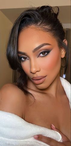 Birthday Eyeshadow Looks, Brown Bridal Makeup, Sultry Makeup Looks Brown Eyes, Bridal Makeup Brown Skin, Good Makeup Looks, 90s Glam Aesthetic, Brown Glam Makeup, Glowy Glam Makeup, Sultry Makeup Looks