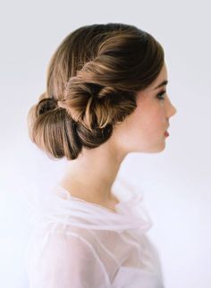 Swooning over this retro chignon-meets-victory-rolls style. Natural Wedding Hairstyles, Hair Chalk, Vintage Wedding Hair, Peinados Recogidos, Fishtail Braid, Kesha, Wedding Hairstyles Updo, Wedding Updo, Salon Design