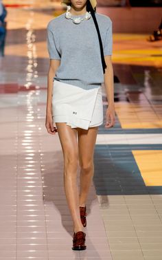 Spring’s study in minimalism makes for timeless investment pieces ripe for the choosing. This skirt is made in a wrap-effect silhouette with a lowrise waistline and asymmetric hem. White Mini Skirt Outfit, Tennis Outfit Cute, Nike Skirt, Milan Fashion Week Spring 2020, Prada Skirt, Prada Fashion, Fashion Week Spring 2020, Wool Top, White Mini Skirt