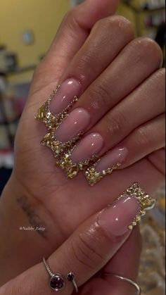 Birthday Nails Jewels, Bling Designs Nails, Short Gold Nails Acrylic, Gold Gem French Tip Nails, Gillter Nails Design, Gold Bling French Tip Nails, Gold Birthday Nails Short, Gold Prom Nail Ideas, Gold Stiletto Nails Designs