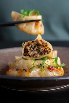 A plate of shiitake mushroom steamed dumplings with chilli oil and scallions Vegan Mushroom Dumplings, Dumplings Sides Dishes, Recipes With Shitake Mushrooms, Vegan Dumpling Filling, Mushroom Gyoza, Mushroom Potstickers, Shitake Mushroom Recipes, Mushroom Dumplings Recipe, Shiitake Mushroom Recipes