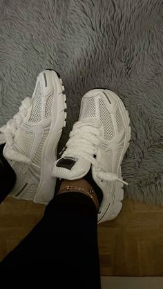 All White Shoes Outfit, Shoe Wishlist Nike, Girly Nike Shoes, White Nike Shoes Aesthetic, Nike Vemero5 Outfit, Shoes Women 2024, Sneakers Aesthetic Girl, Nike P6000 Outfit Women, Nike Vomero 5 Outfit Women