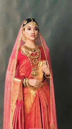 Maatha Patti Brides South Indian, Saree With Ghunghat, Indian Bride In Saree With Dupatta, Lehenga Red Bridal, Saree Wedding Bridal, Sarees South Indian, Red Saree Wedding, Indian Wedding Gowns