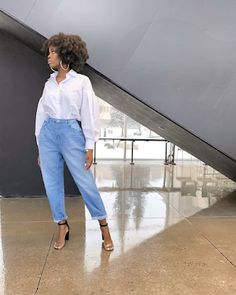 Marcela Damazo: 4 formas de usar camisa branca de um jeito cool Mode Dope, Oversized White Shirt, White Shirt Outfits, African Fashion Women Clothing, Foto Poses, Mom Jean, Classy Casual