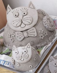 there is a cake made to look like cats