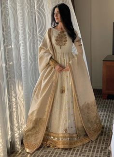 Bridal Maxi Designs Pakistani, Pakistani Maxi Dresses Simple, Desi Maxi Dress, Maxi Ideas Pakistani, Dresses For Nikkah, Pakistani Shaadi Aesthetic, Nikkah Looks Simple, Nikkah Dress Simple, Maxi Pakistani Dress