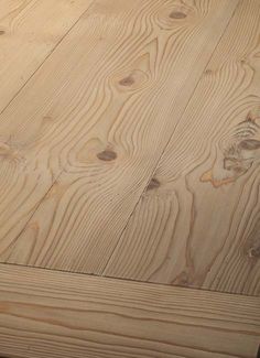 a close up view of the top of a wooden table with wood grains on it