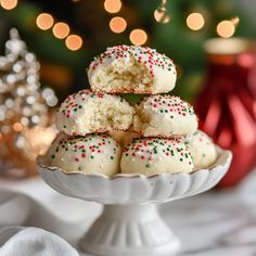 These Snowball Cookies bring back such sweet memories for me! I remember making them with my grandma during the holidays. They are melt-in-your-mouth good, and everyone loves them! A must-try for sure! Link in first comment [👇] [👇] #Amazing #usa #sweetmemories #Easyrecipe #recipes