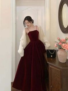 Ideas de vestidos de graduación aesthetic Red Velvet Prom Dress, Wine Red Prom Dress, Velvet Prom Dress, Simple Prom Dress, Burgundy Velvet, فستان سهرة