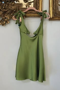 Silky Mini Dress, Giselle Dress, Willow Green, Looks Street Style, Satin Mini Dress, Silk Charmeuse, Green Satin, Mode Vintage