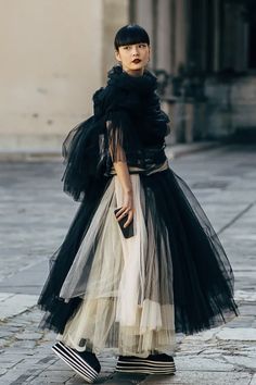 Tulle Street Style, Punk Girl Style, Style Pinterest, Street Style 2018, Middle Age Fashion, Straight Cut Jeans, Punk Girl, Beautiful Autumn, White Tulle