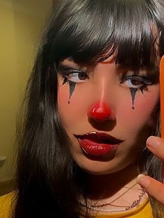 halloween clown makeup: simple black eyes and red lips Cute Clown Makeup For Women, Circus Makeup Pretty, Casual Clown Makeup, Red Clown Makeup, Clown Makeup Aesthetic, Girl Clown Makeup, Clown Makeup Looks, Aesthetic Clown, Clown Makeup Halloween