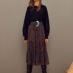 Patterned Midi Skirt Outfit, Hippie Professional Outfits, Parisian Boho, Rok Outfit, Skirts With Boots, Sanya, Knit Sweaters, Modieuze Outfits, Denim Shoes