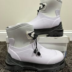 Moncler X 1017 Alyx 9sm Alison Scarpa White Boots Size 43 Og All Brand New Insanely Rare And Sought After Alyx X Moncler Boots. Hardly Any On The Market Today, Especially This Size 43. Moncler Boots, 1017 Alyx 9sm, White Boots, All Brands, Snow Boots, Men's Shoes, Shoe Boots, Color White, Size 10