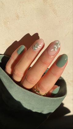 Cute Summer Nails Designs Simple, Minimalist Nails Green, Saltburn Nails, Summer Nails Natural Nail, Wedding Guest Nails Ideas Almond, Sage Green Short Nails, Minimalist Nail Art Almond, Light Green Short Nails, Simple Summer Almond Nails