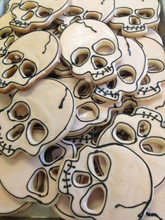 there are many decorated cookies with skulls on them