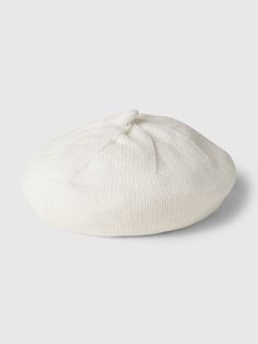 a white hat with a knot on it