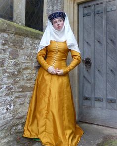 Early Medieval Dress, Late Medieval Clothing, Medieval Fashion Women, Kirtle Dress, Burgundian Dress, Medieval Keep, Medieval Princess Costume, Medieval Kirtle, 14th Century Dress