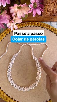 a hand is pointing at a piece of paper with the words passo a paso collar de perolas on it