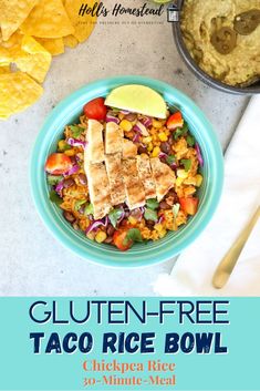 Banza chipotle tomato rice bowl with chicken and fresh tomatoes, lime wedge and purple cabbage. Served with chips, salsa and guacamole on the side. Chicken Rice Bowl, Taco Bowl Recipe, 30 Minute Meals Healthy, Gluten Free Tacos